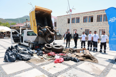 Yeni Foça’da Denizden Çıkan Atıklar Dikkat Çekti