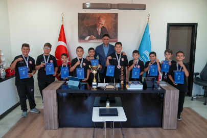 Aliağa’nın Gururu Halk Oyunları Ekibi Başkanlıkta Ağırlandı
