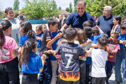 Başkan Tugay’dan Kirazlı çocuklara karne hediyesi