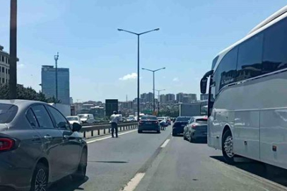 Kurye Kaza Yaptı, Yola Saçılan Paraları Vatandaşlar Topladı