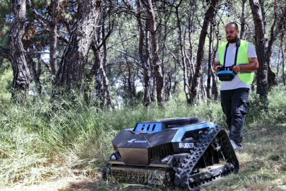 Konak'ta Robot Ot Biçiyor: Saatte 5 Bin Metrekare