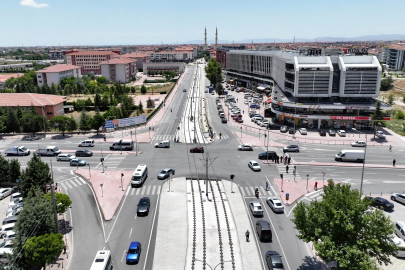 Konya'da tramvay hattı enerji montajı sürüyor