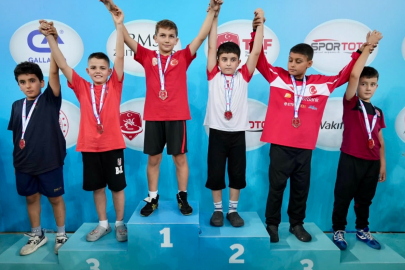 ALİAĞALI GÜREŞÇİLERDEN İKİ TÜRKİYE DERECESİ BİRDEN